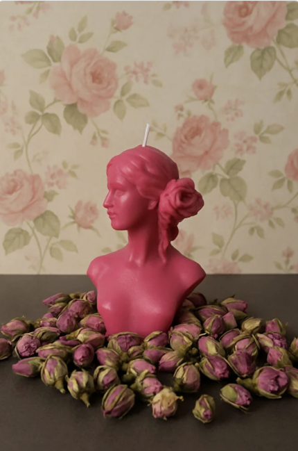 PEMBE RENKLİ KADIN FORMUNDA KOKULU MUM - VENAMUM